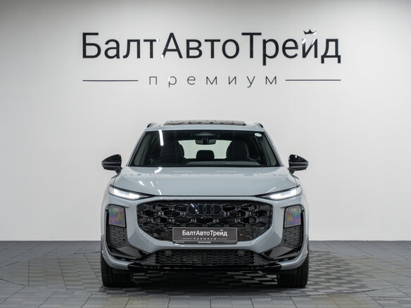 2026 Audi Q3 TFSI III (FJ), серый, 7550000 рублей - вид 3