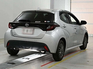 2022 Toyota Yaris IV, серебристый, 1088000 рублей, вид 2