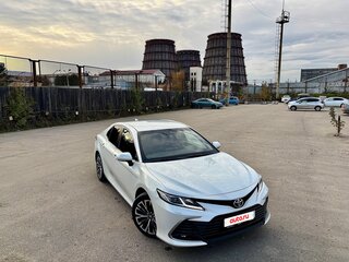 2021 Toyota Camry VIII (XV70) Рестайлинг, белый, 3350000 рублей, вид 4