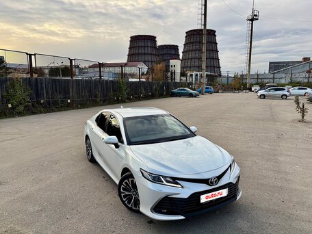 2021 Toyota Camry VIII (XV70) Рестайлинг, белый, 3350000 рублей, вид 4