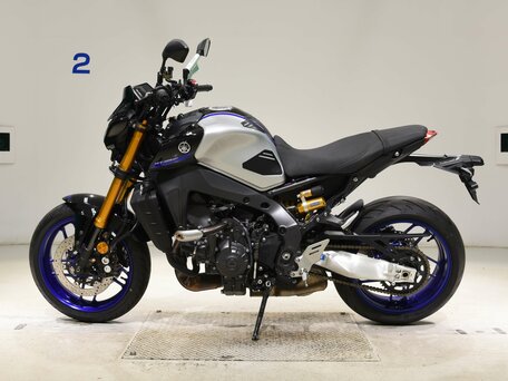 2022 Yamaha MT-09 (FZ-09), серебристый, 1150000 рублей, вид 2