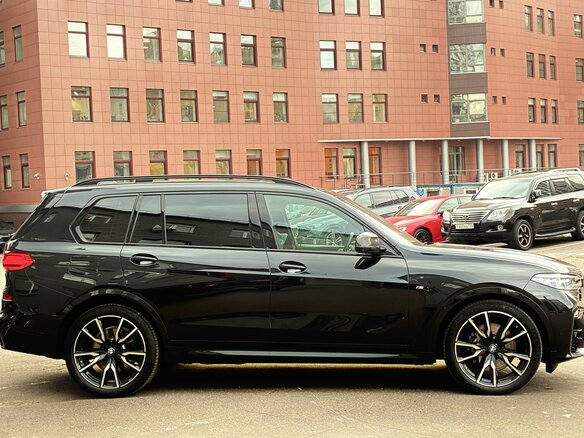 2022 BMW X7 40d I (G07), чёрный, 9900000 рублей - вид 2