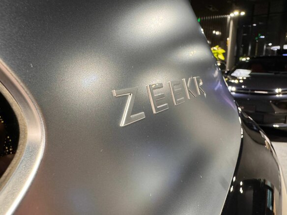 2025 Zeekr 9X 70 kWh, чёрный - вид 12