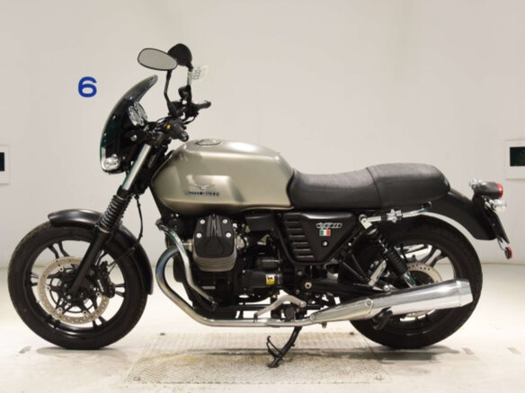 2017 Moto Guzzi V 7, серебристый, 600000 рублей