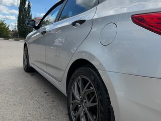 2014 Hyundai Solaris I Рестайлинг, серебристый, 790000 рублей, вид 4