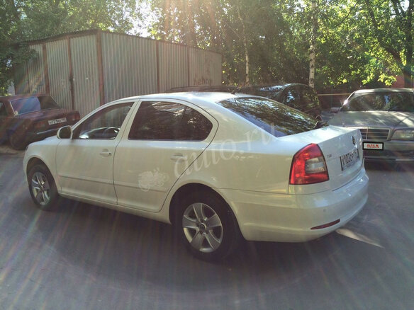 2011 Skoda Octavia II (A5) Рестайлинг, белый - вид 3