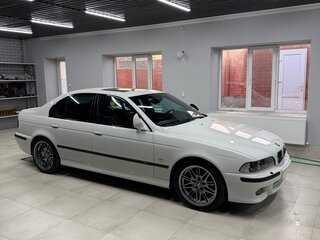 2002 BMW 5 серии 540i IV (E39) Рестайлинг, белый, 3500000 рублей, вид 3