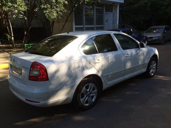 2011 Skoda Octavia II (A5) Рестайлинг, белый - вид 2