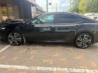 2021 Toyota Camry VIII (XV70) Рестайлинг, чёрный, 2350000 рублей, вид 4