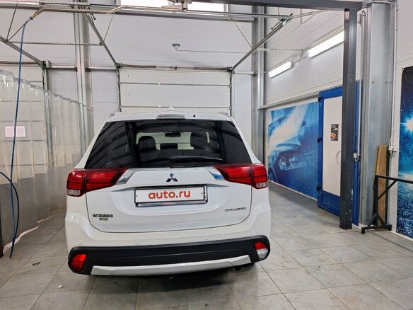 2017 Mitsubishi Outlander III Рестайлинг 2, белый, 1900000 рублей - вид 7