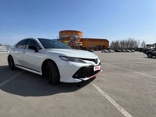 2018 Toyota Camry VIII (XV70), белый, 2250000 рублей, вид 3