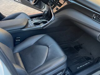 2021 Toyota Camry VIII (XV70) Рестайлинг, белый, 3850000 рублей, вид 3