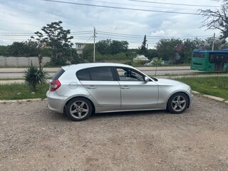 2004 BMW 1 серии 116i I (E81/E82/E87/E88), серебристый, 560000 рублей, вид 3