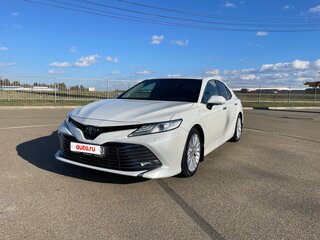 2019 Toyota Camry VIII (XV70), белый, 3050000 рублей, вид 1