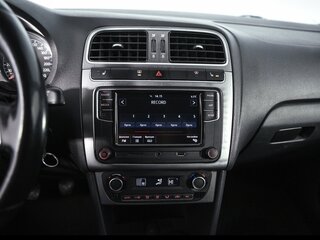 2018 Volkswagen Polo V Рестайлинг, серебристый, 800000 рублей, вид 4