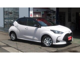 2021 Toyota Yaris IV, белый, 925111 рублей, вид 2