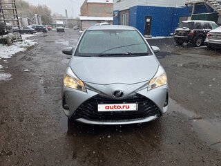 2017 Toyota Vitz III (XP130) Рестайлинг 2, серебристый, 925000 рублей, вид 1