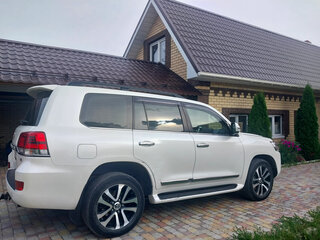 2015 Toyota Land Cruiser 200 Series Рестайлинг 2, белый, 5100000 рублей, вид 4