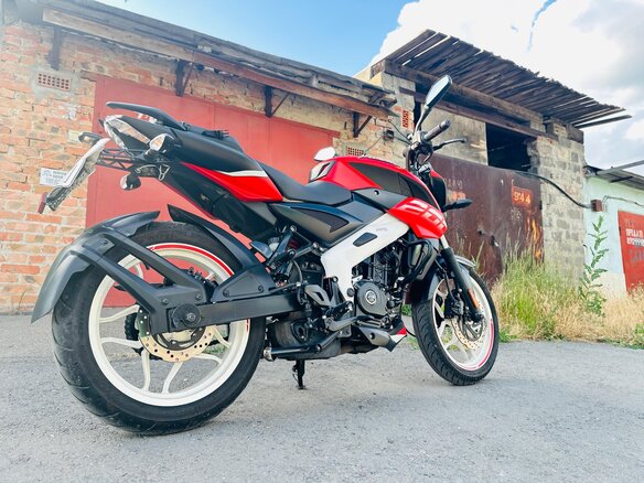2021 Bajaj Pulsar NS 200, красный, 230000 рублей - вид 4