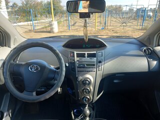 2010 Toyota Yaris II Рестайлинг, серебристый, 900000 рублей, вид 5