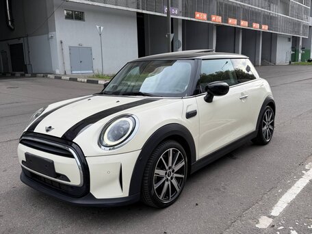 2023 Mini Hatch Cooper III (F55/F56) Рестайлинг 2, белый, 2350000 рублей, вид 1