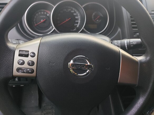 2011 Nissan Tiida I Рестайлинг, серебристый, 900000 рублей - вид 15