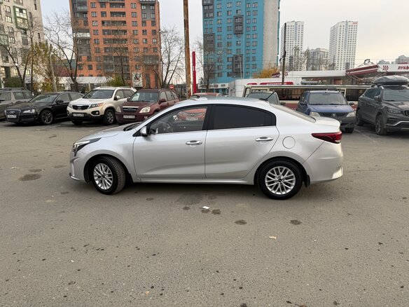 2022 Kia Rio IV Рестайлинг, серый, 1750000 рублей - вид 9