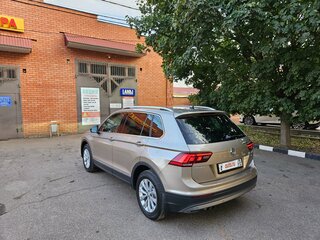 2018 Volkswagen Tiguan II, бежевый, 3200000 рублей, вид 3