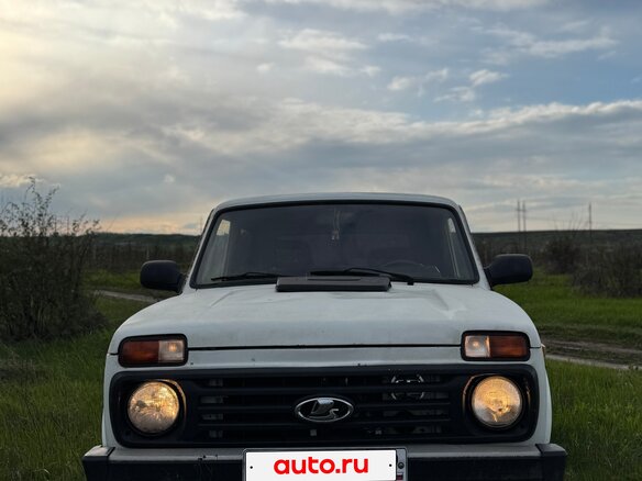 1999 Lada (ВАЗ) 2121 (4x4) I Рестайлинг, белый, 210000 рублей - вид 2