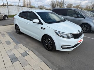 2016 Kia Rio III Рестайлинг, белый, 1150000 рублей, вид 3