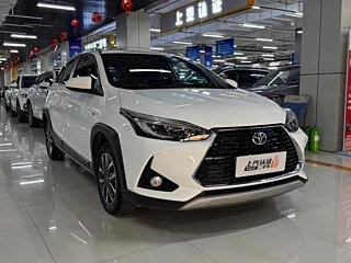 2022 Toyota Yaris L X XP150 Рестайлинг, белый, 1124000 рублей, вид 2