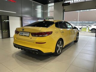 2019 Kia Optima IV Рестайлинг, красный, 852000 рублей, вид 4