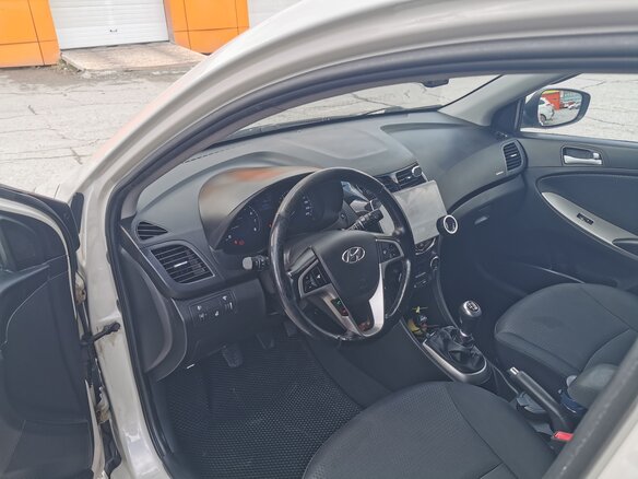2015 Hyundai Solaris I Рестайлинг, бежевый, 950000 рублей - вид 6