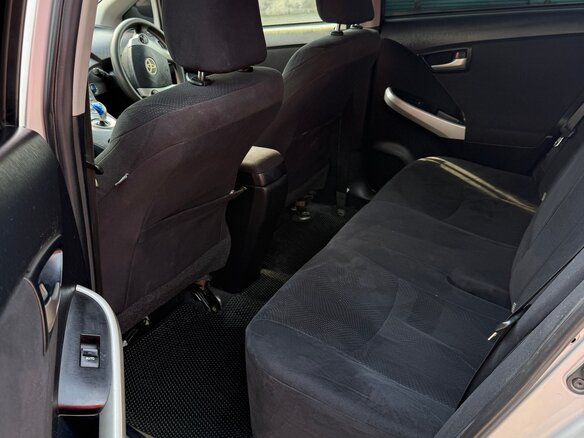 2014 Toyota Prius III Рестайлинг (XW30), серебристый, 1100000 рублей - вид 18