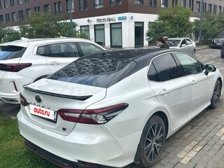 2021 Toyota Camry VIII (XV70) Рестайлинг, белый, 2100000 рублей, вид 1