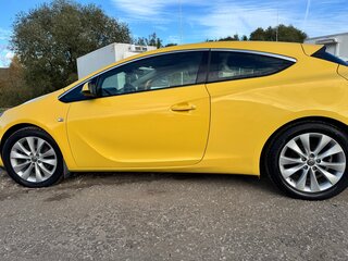 2013 Opel Astra GTC J Рестайлинг, жёлтый, 950000 рублей, вид 3