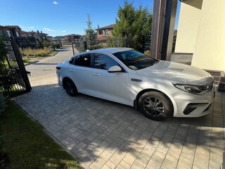 2019 Kia Optima IV Рестайлинг, белый, 1600000 рублей, вид 4