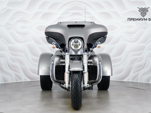 2016 Harley-Davidson Tri Glide, серебристый, 3499000 рублей - вид 3