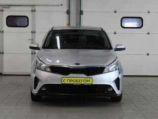 2021 Kia Rio IV Рестайлинг, серебристый, 1057000 рублей, вид 2