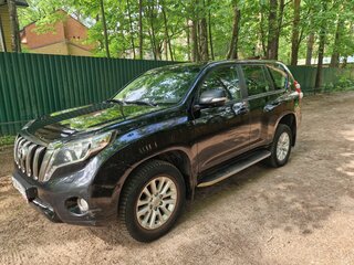 2014 Toyota Land Cruiser Prado 150 Series Рестайлинг 1, чёрный, 3300000 рублей, вид 4