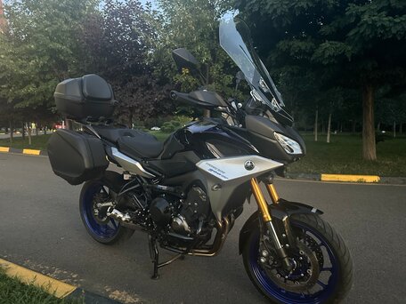 2018 Yamaha MT-09 Tracer (FJ-09), серебристый, 850000 рублей, вид 4