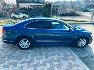 2017 Volkswagen Passat (North America and China) I Рестайлинг, синий, 1750000 рублей, вид 3