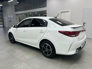 2020 Kia Rio IV Рестайлинг, белый, 1325000 рублей, вид 4