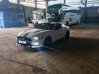 2017 Ford Mustang VI Рестайлинг, белый, 2500000 рублей, вид 3