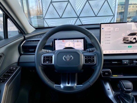 2026 Toyota RAV4 VI (XA60), чёрный, 4500000 рублей - вид 18