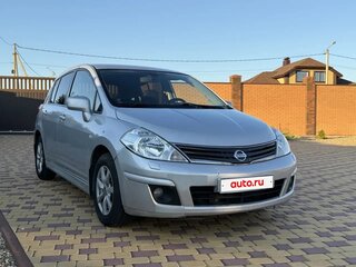 2013 Nissan Tiida I Рестайлинг, серебристый, 800000 рублей, вид 3