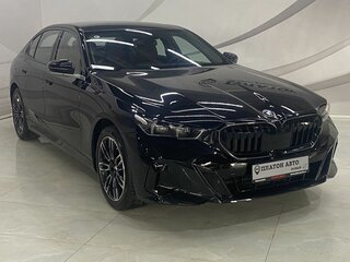 2025 BMW 5 серии Long 530Li xDrive VIII (G60/G61/G68), чёрный, 8499000 рублей, вид 3