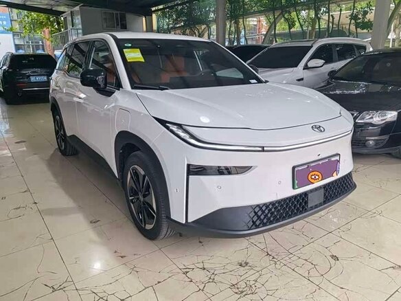 2026 Toyota bZ3X 67.9 kWh, белый - вид 2