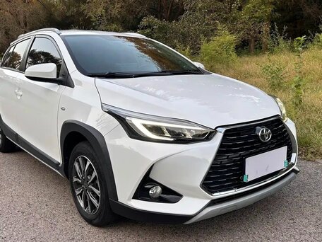 2023 Toyota Yaris L X XP150 Рестайлинг, белый, 1710000 рублей, вид 3