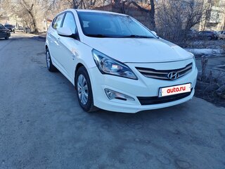 2015 Hyundai Solaris I Рестайлинг, серебристый, 845000 рублей, вид 3